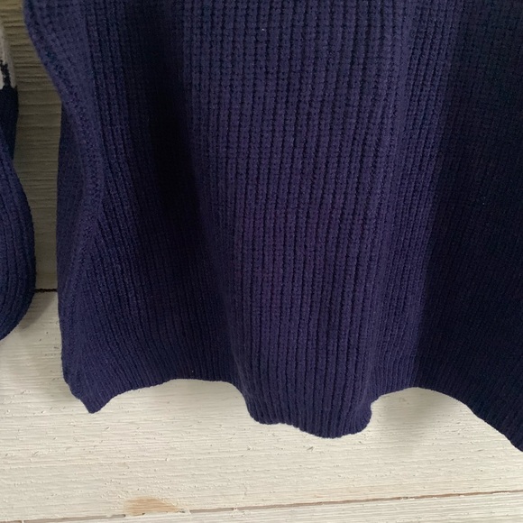 *NEW* Navy and White Women's Sweater. Size Large - Picture 4 of 11